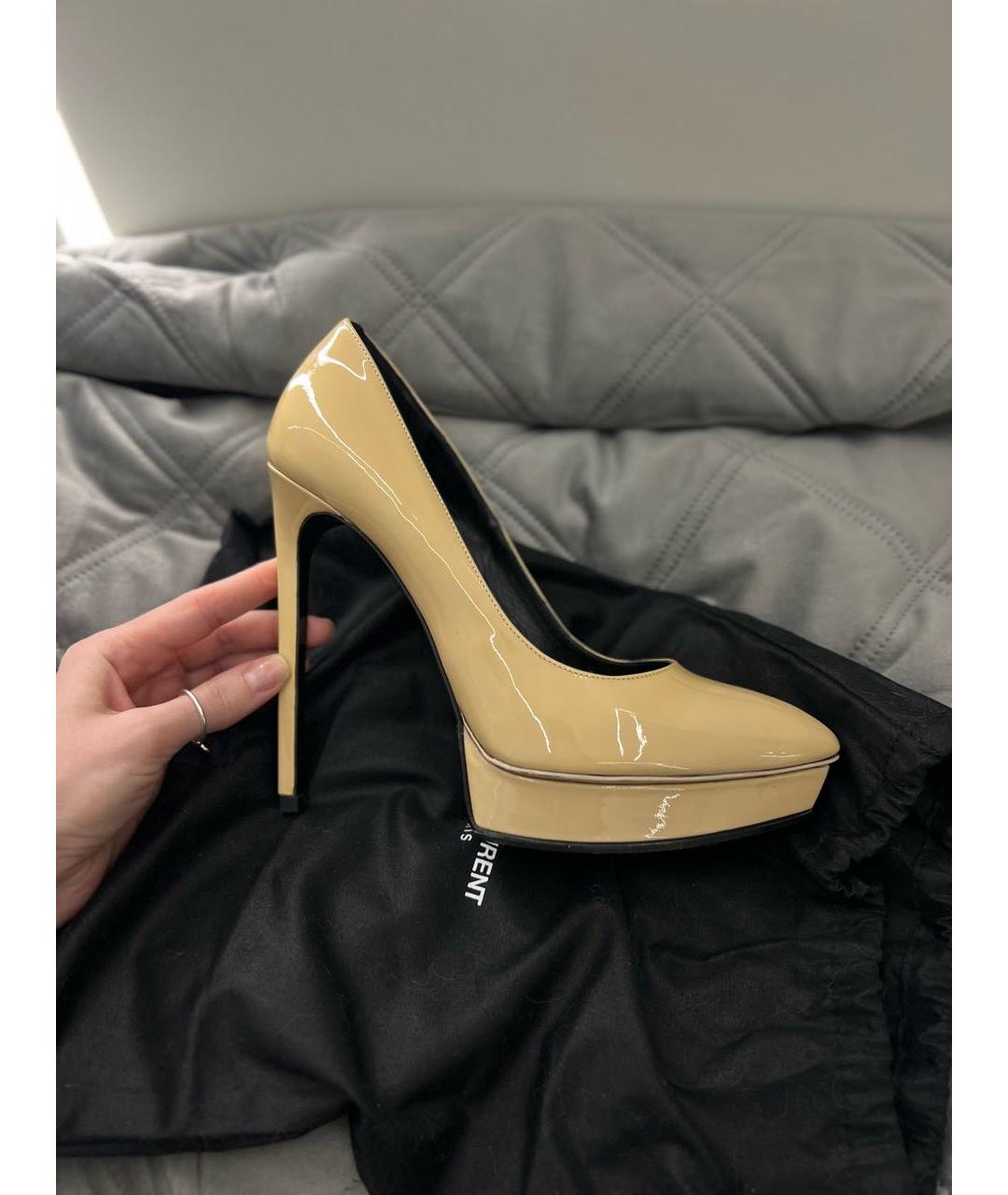 SAINT LAURENT Бежевые туфли из лакированной кожи, фото 5