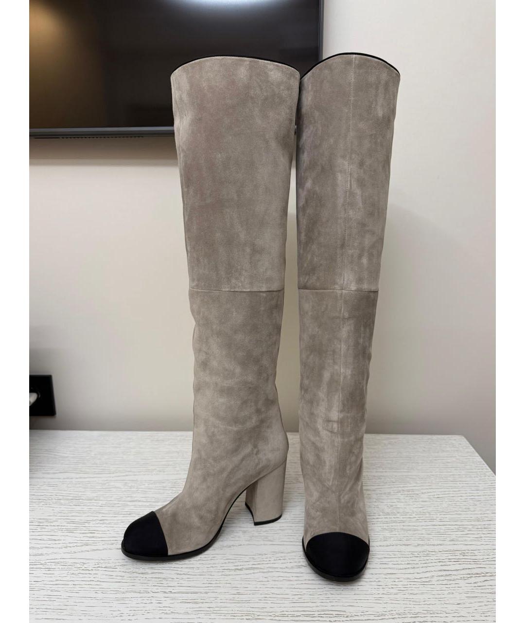 CHANEL Серые замшевые ботфорты, фото 2