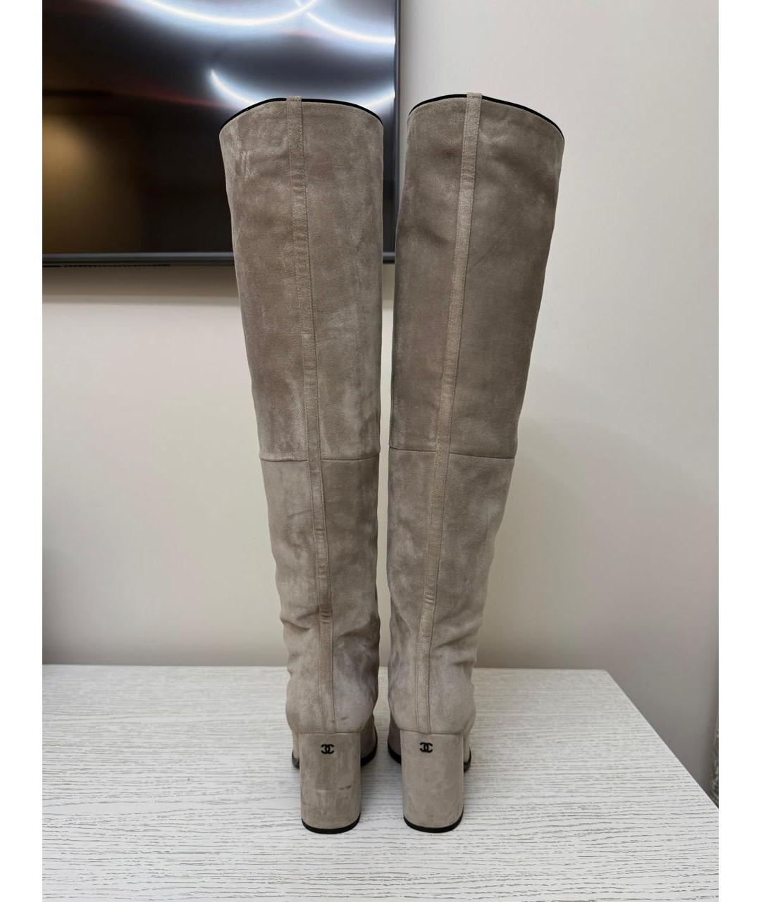 CHANEL Серые замшевые ботфорты, фото 4