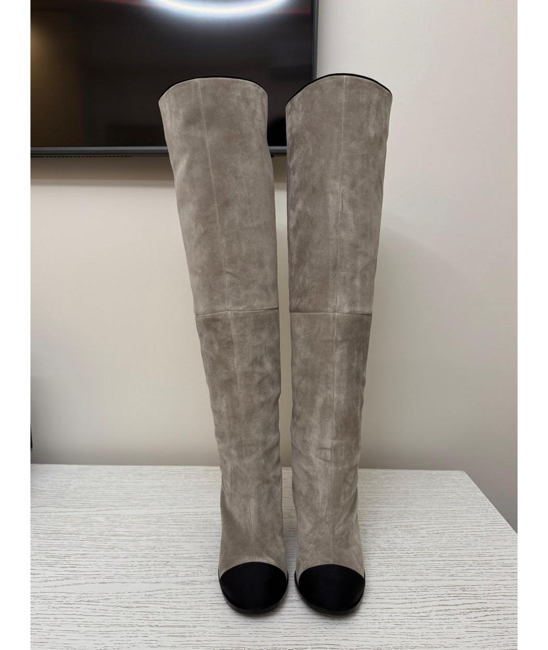 CHANEL Серые замшевые ботфорты, фото 3