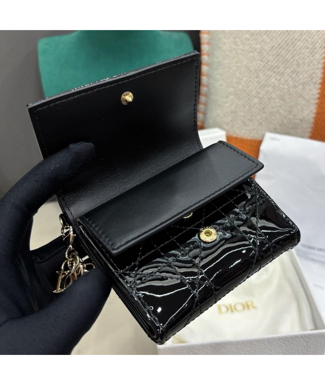 CHRISTIAN DIOR Черный кошелек из лакированной кожи, фото 6