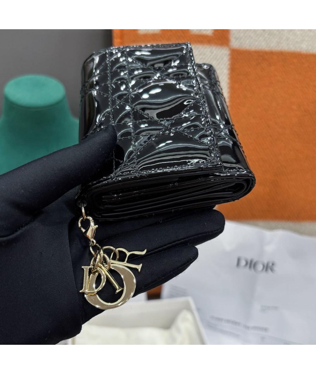 CHRISTIAN DIOR Черный кошелек из лакированной кожи, фото 4