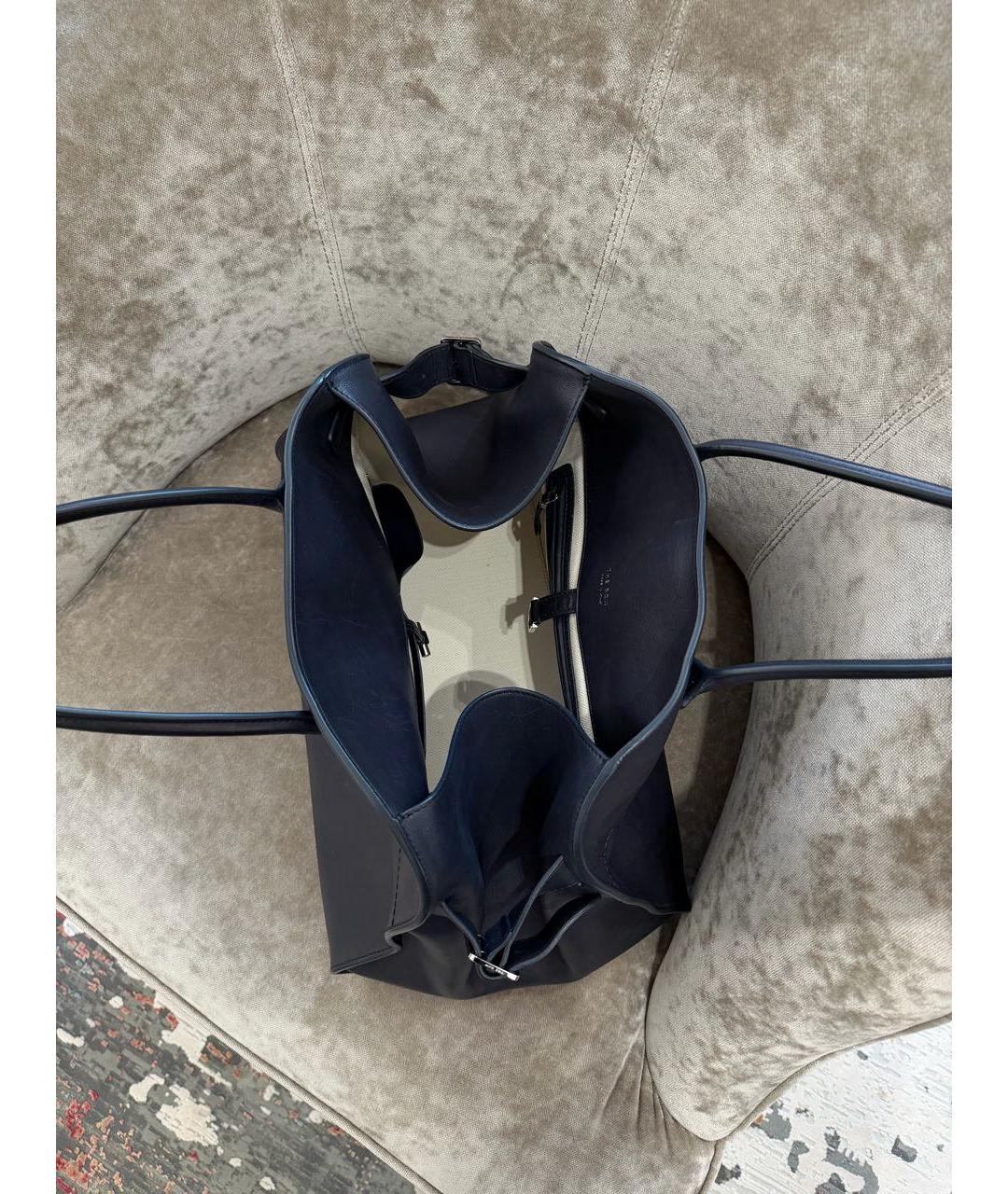 THE ROW Темно-синяя кожаная сумка с короткими ручками, фото 5