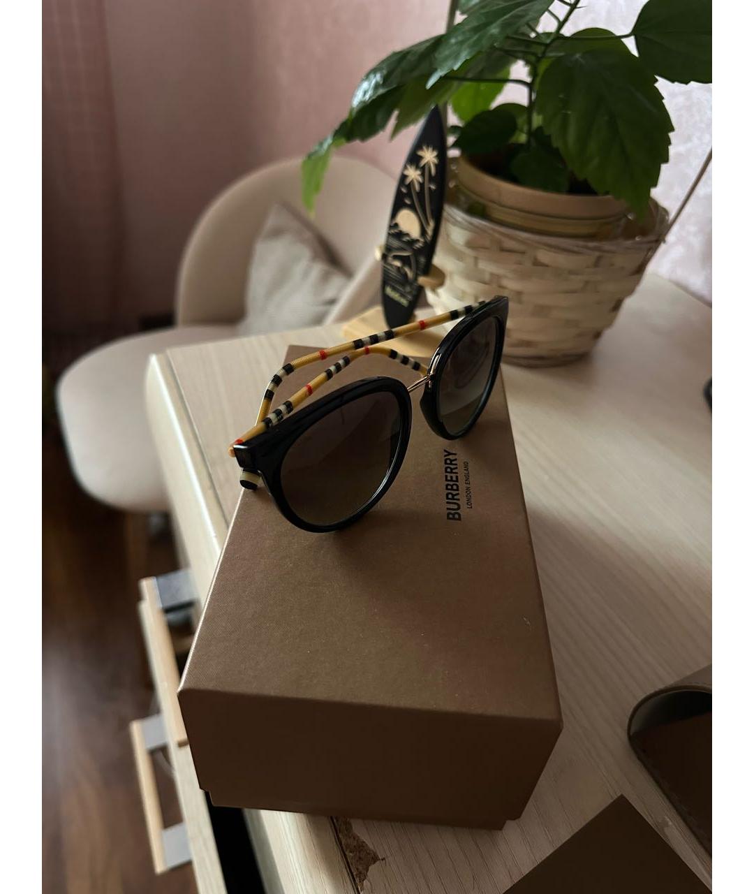 BURBERRY Черные пластиковые солнцезащитные очки, фото 2