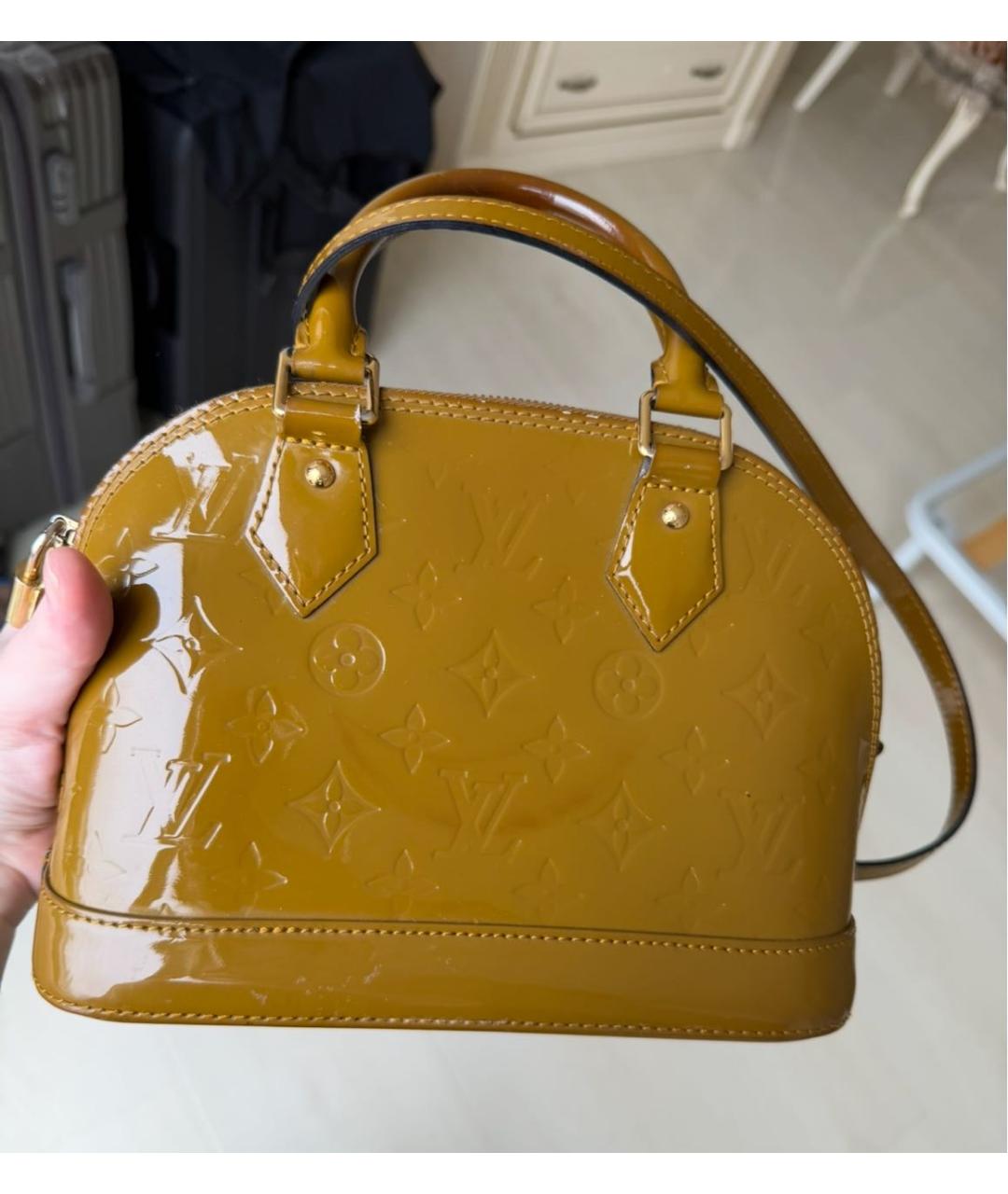 LOUIS VUITTON Золотая сумка с короткими ручками из лакированной кожи, фото 4
