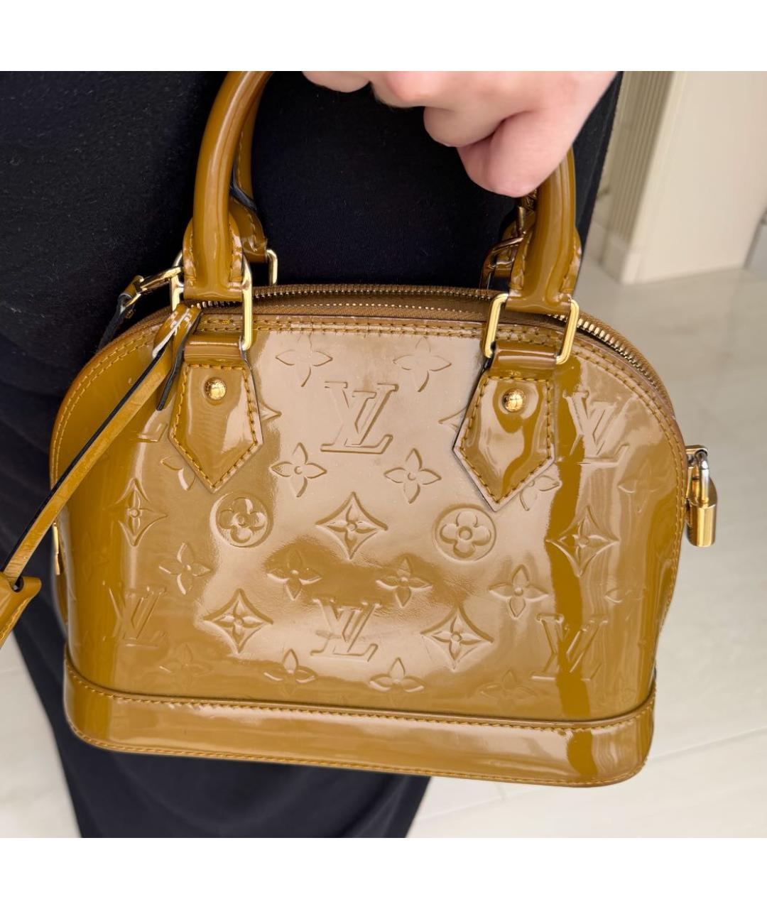 LOUIS VUITTON Золотая сумка с короткими ручками из лакированной кожи, фото 2