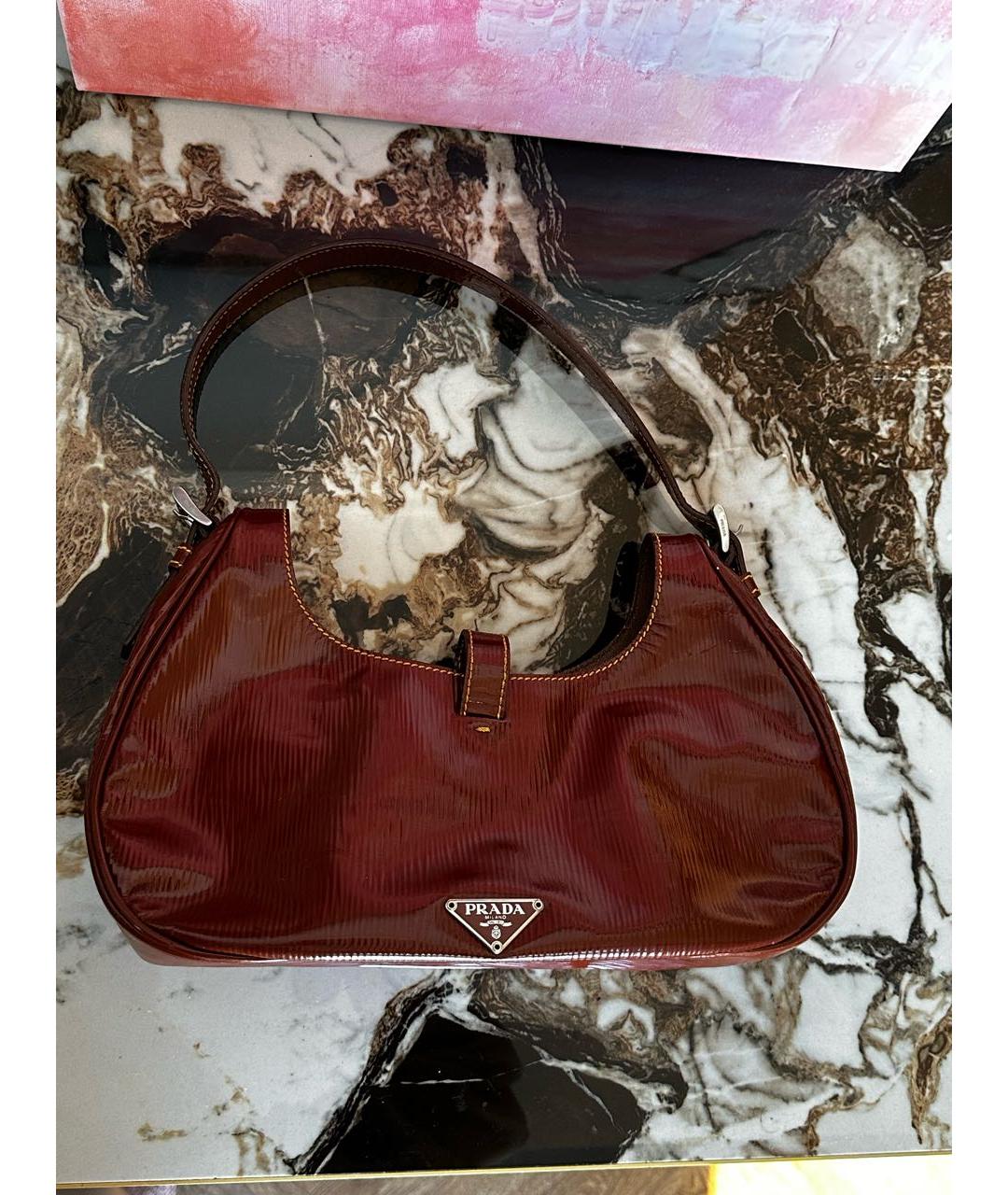 PRADA Коричневая сумка с короткими ручками из лакированной кожи, фото 9