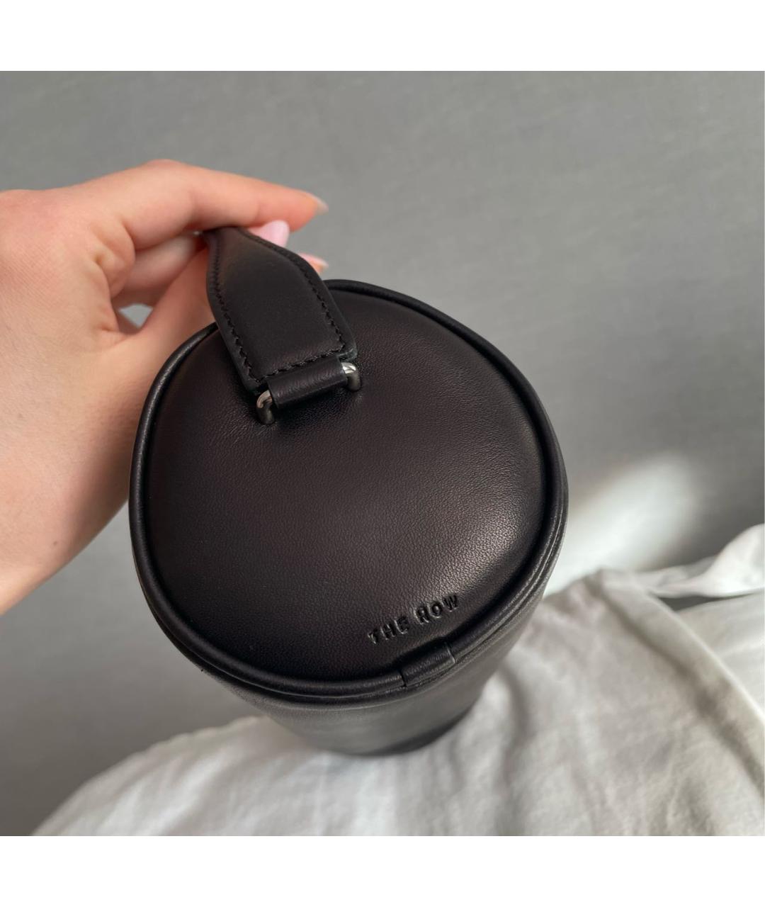THE ROW Черная кожаная сумка с короткими ручками, фото 2