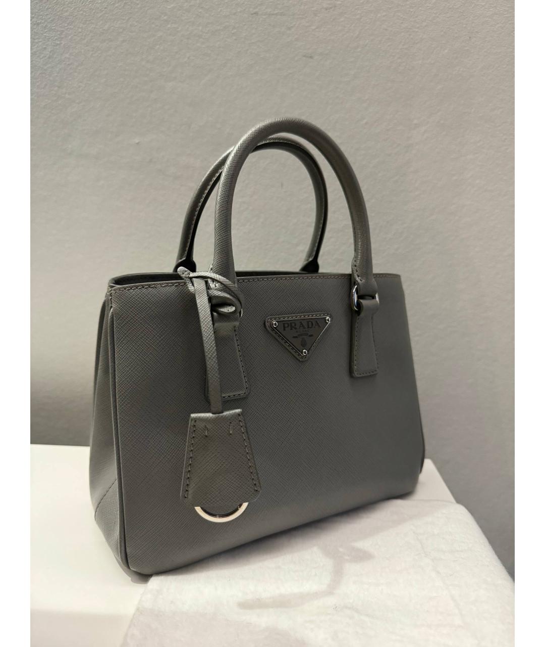 PRADA Серая кожаная сумка с короткими ручками, фото 2