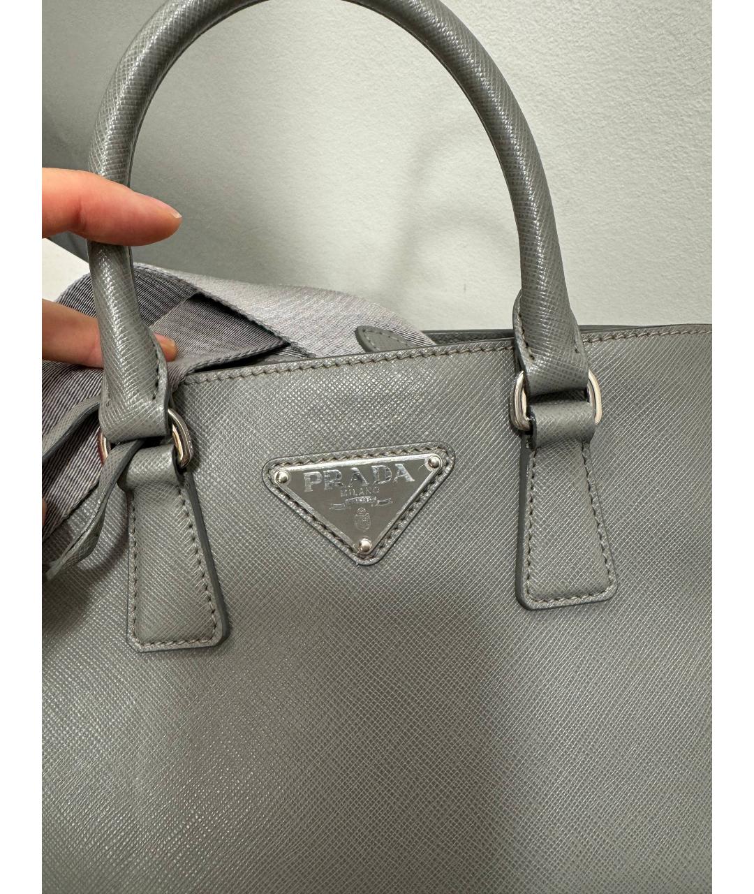 PRADA Серая кожаная сумка с короткими ручками, фото 5