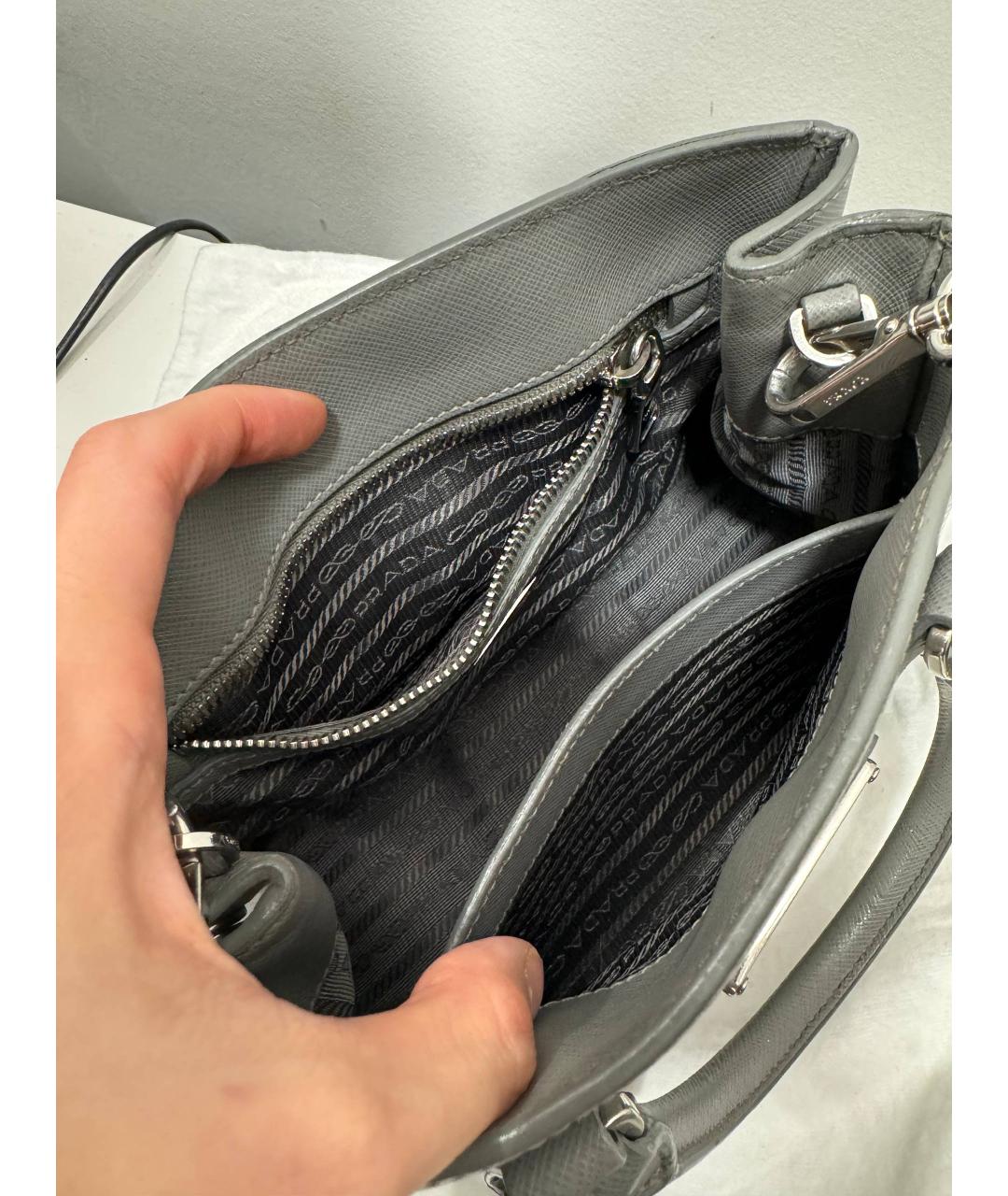 PRADA Серая кожаная сумка с короткими ручками, фото 4