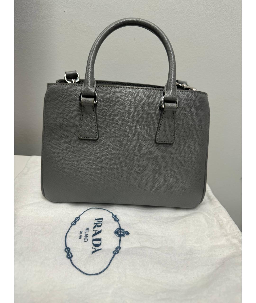 PRADA Серая кожаная сумка с короткими ручками, фото 3