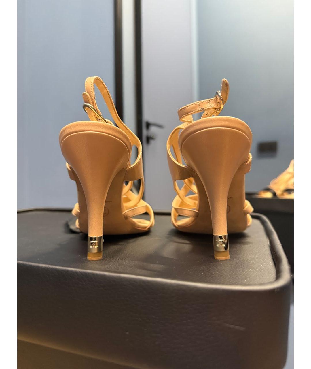 CHANEL Бежевые кожаные босоножки, фото 5