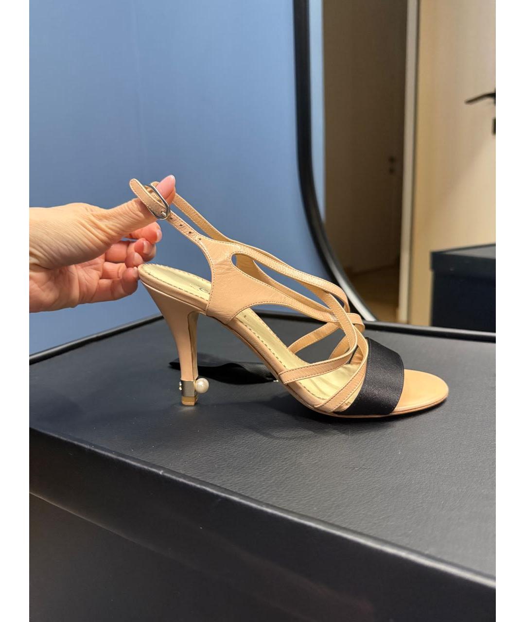 CHANEL Бежевые кожаные босоножки, фото 2