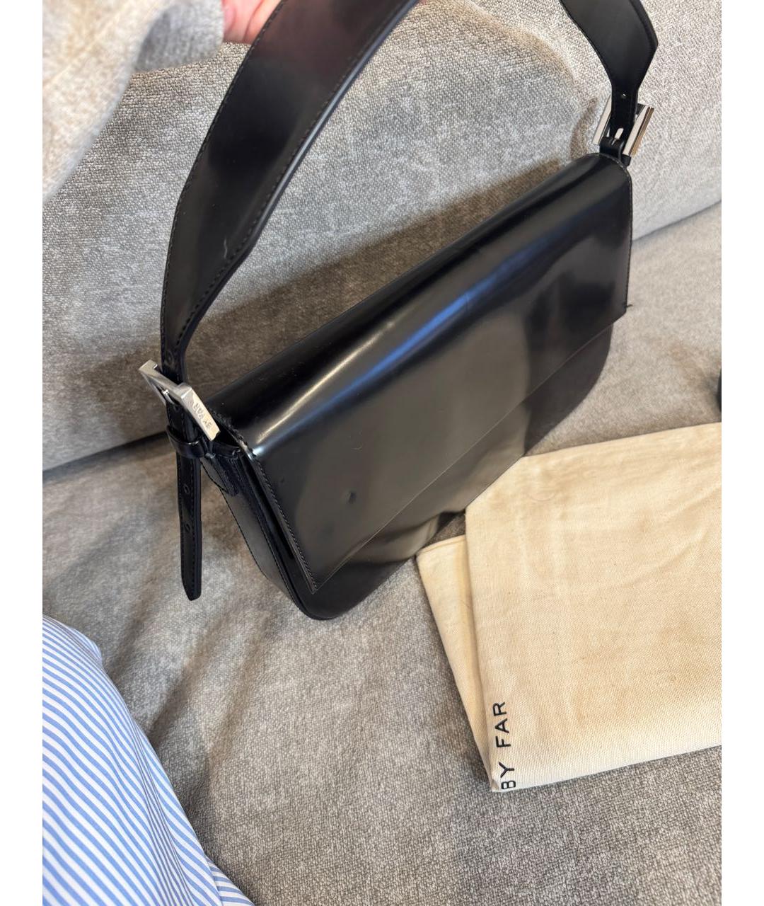 BY FAR Черная сумка с короткими ручками из лакированной кожи, фото 8