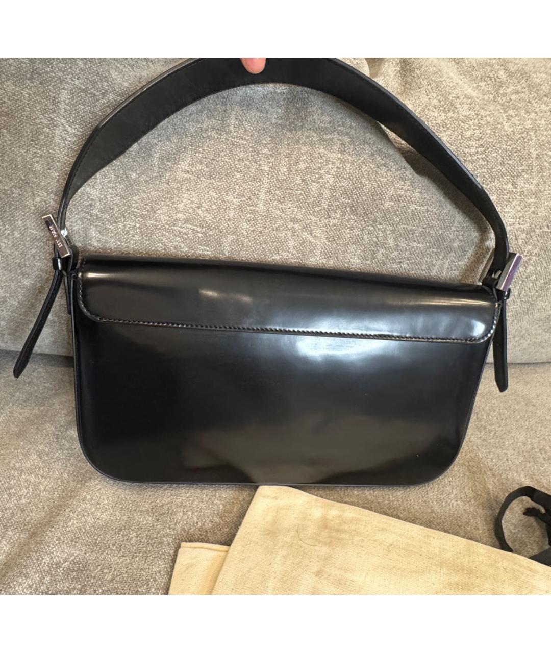 BY FAR Черная сумка с короткими ручками из лакированной кожи, фото 3