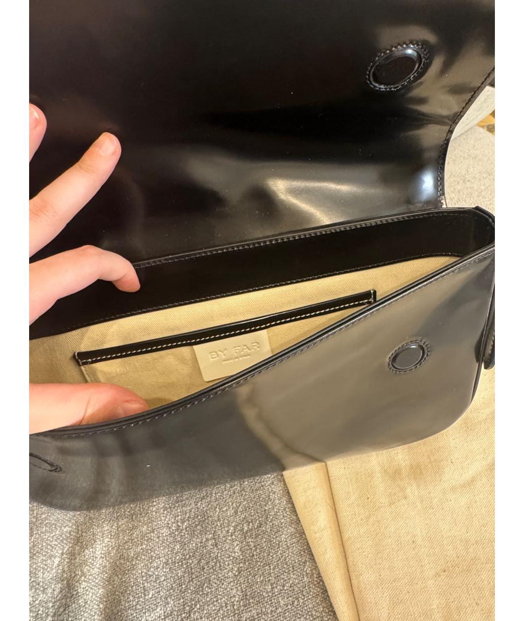 BY FAR Черная сумка с короткими ручками из лакированной кожи, фото 4