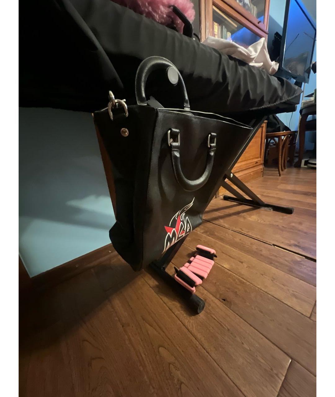 MCQ ALEXANDER MCQUEEN Черная кожаная сумка с короткими ручками, фото 4