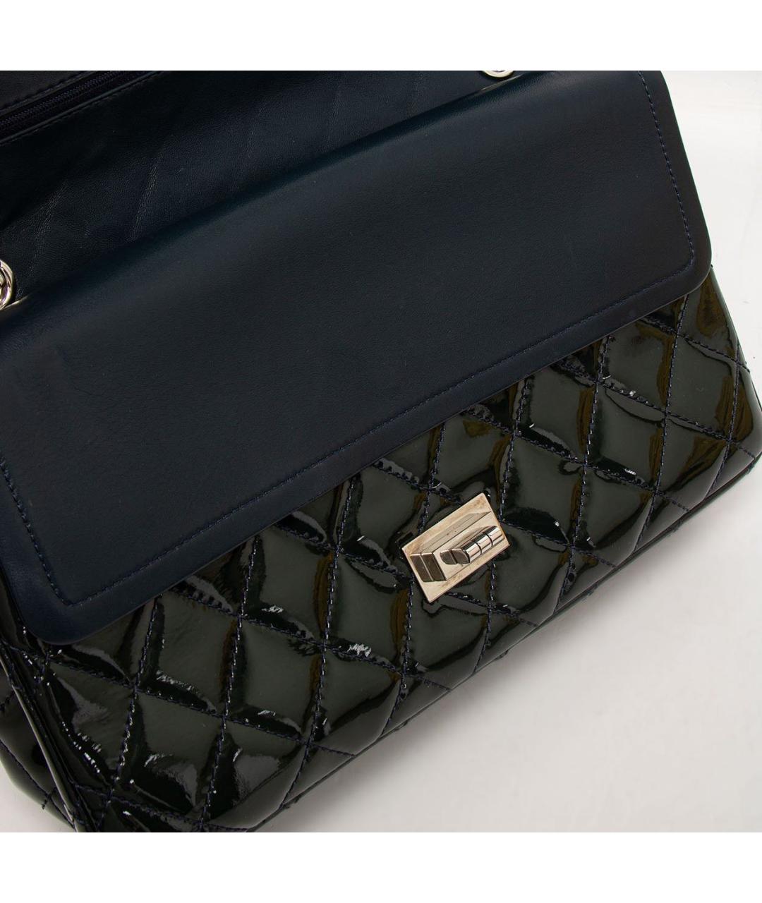 CHANEL Черная сумка через плечо из лакированной кожи, фото 3