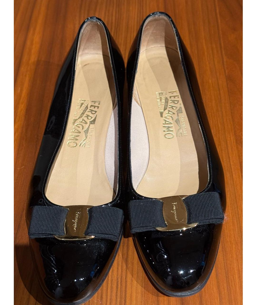 FERRAGAMO Черные лодочки на низком каблуке из лакированной кожи, фото 2