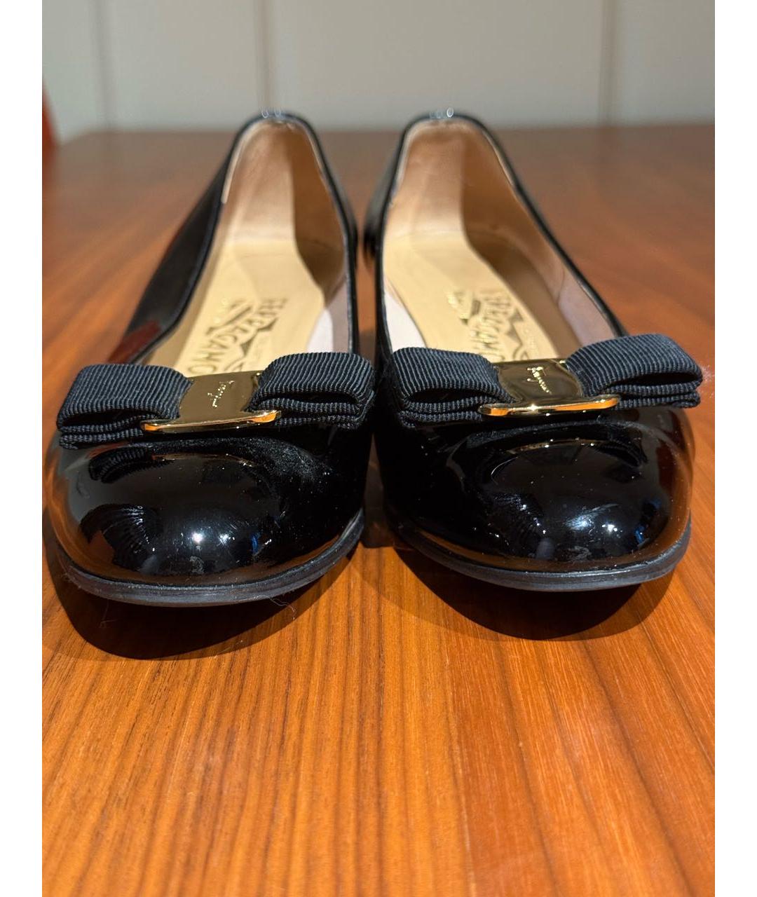 FERRAGAMO Черные лодочки на низком каблуке из лакированной кожи, фото 5