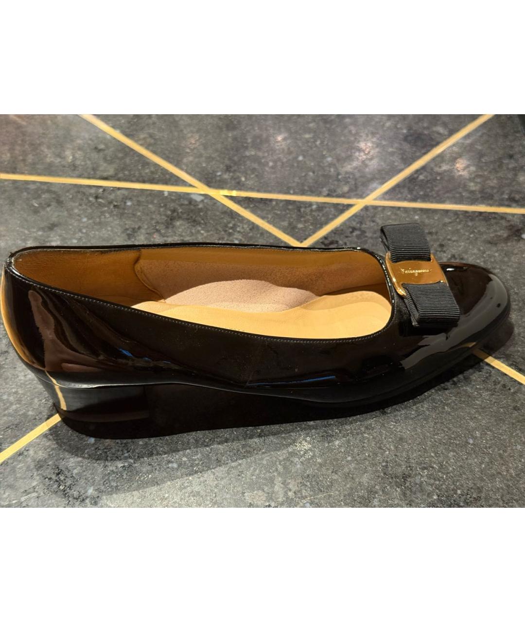 FERRAGAMO Черные лодочки на низком каблуке из лакированной кожи, фото 6