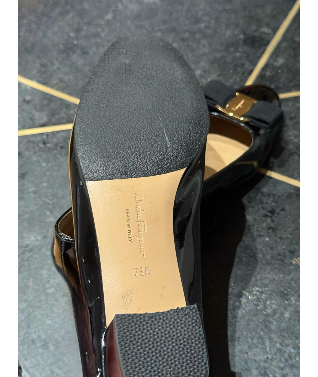 FERRAGAMO Черные лодочки на низком каблуке из лакированной кожи, фото 3