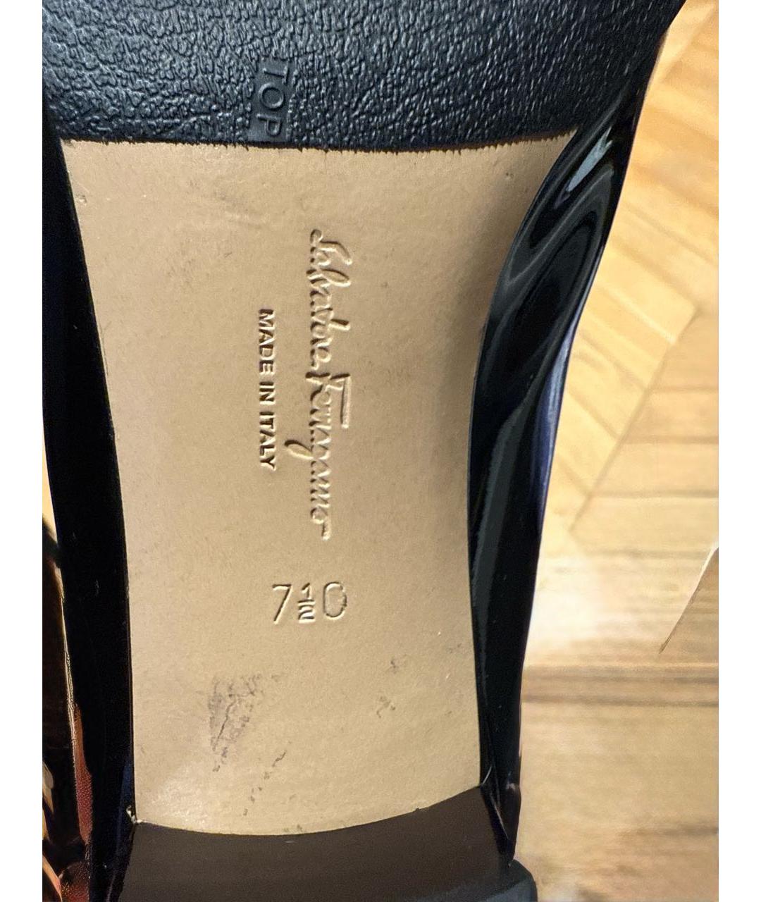 FERRAGAMO Черные лодочки на низком каблуке из лакированной кожи, фото 4