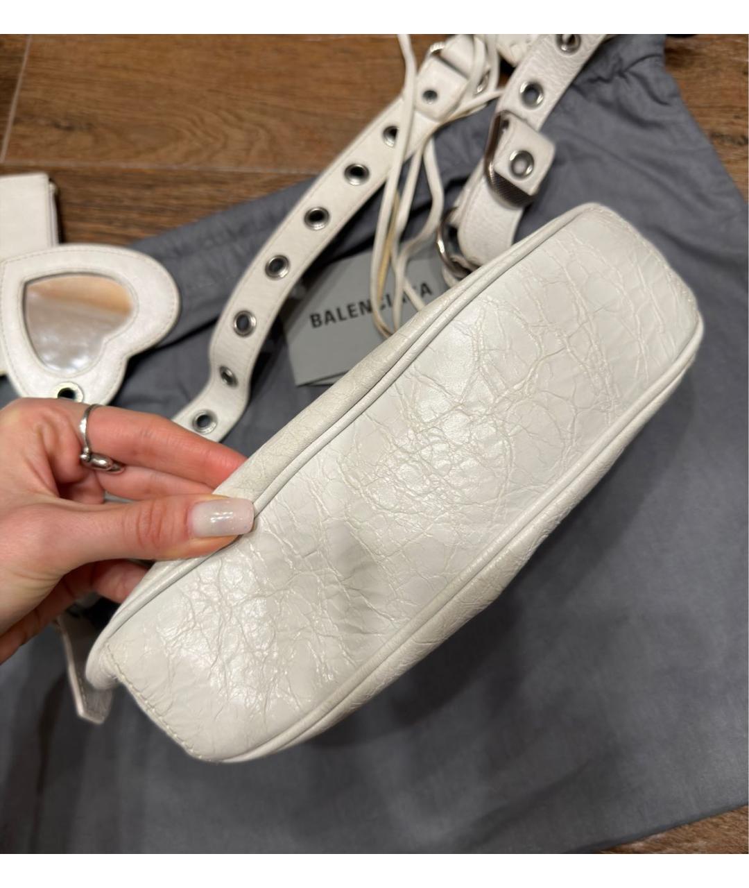 BALENCIAGA Белая сумка через плечо из лакированной кожи, фото 7