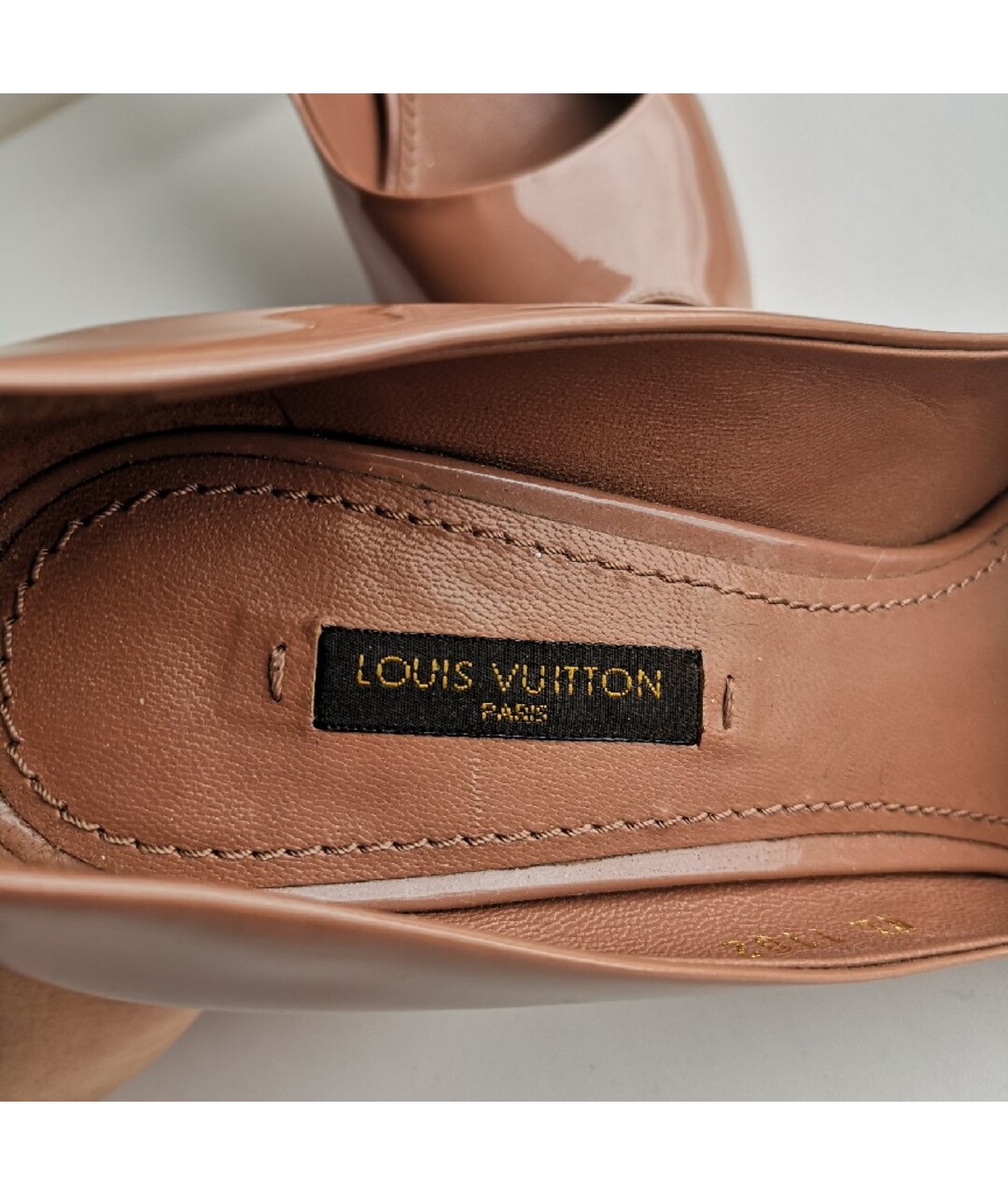 LOUIS VUITTON PRE-OWNED Бежевые туфли из лакированной кожи, фото 8