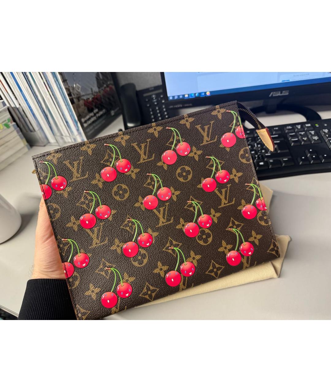 LOUIS VUITTON Коричневая косметичка, фото 3