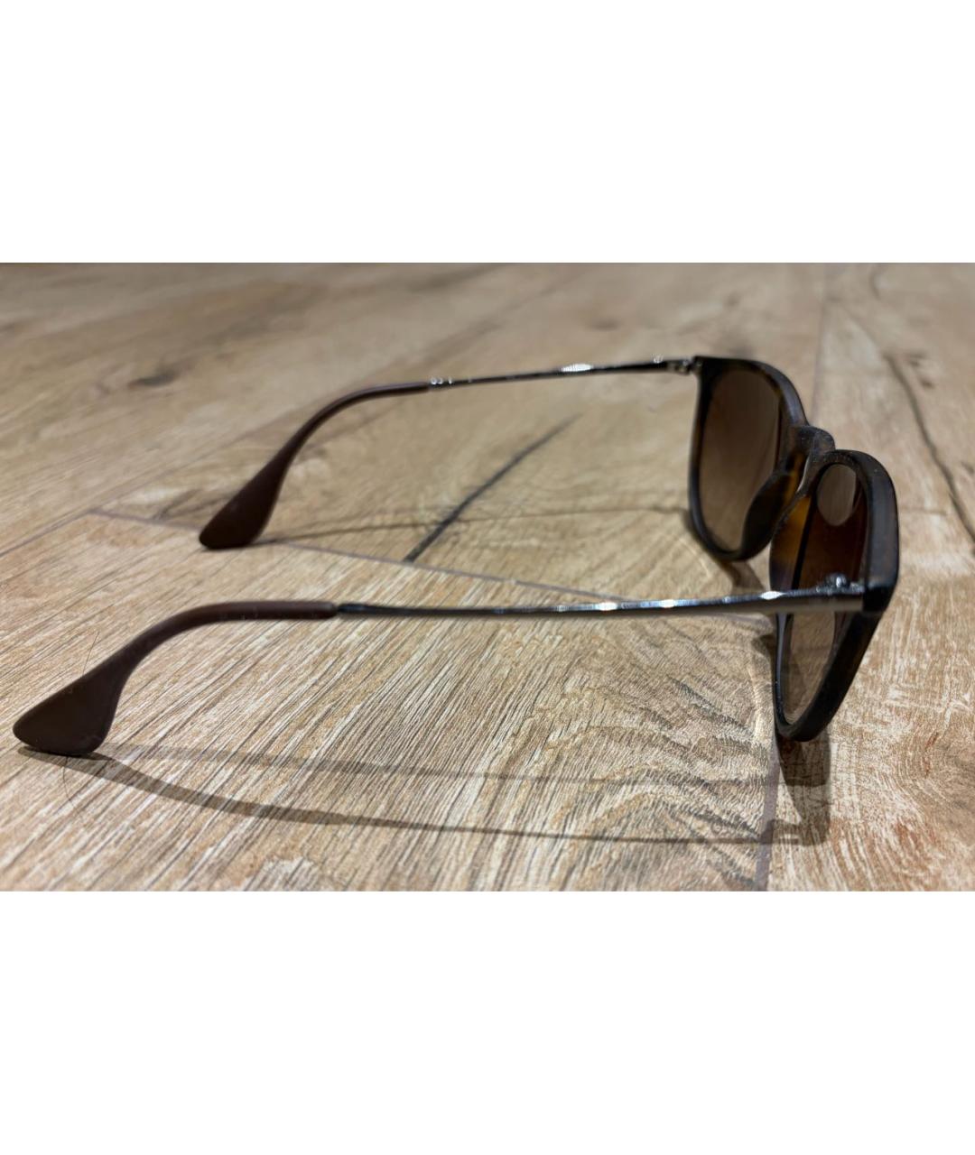 RAY BAN Коричневые пластиковые солнцезащитные очки, фото 2