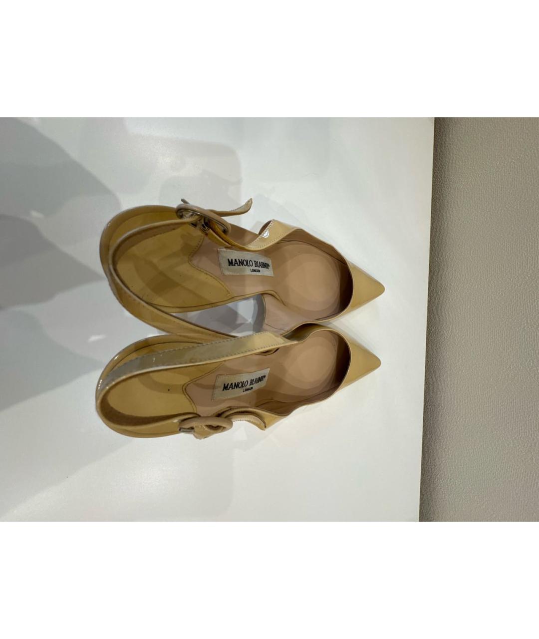 MANOLO BLAHNIK Бежевые босоножки из лакированной кожи, фото 3