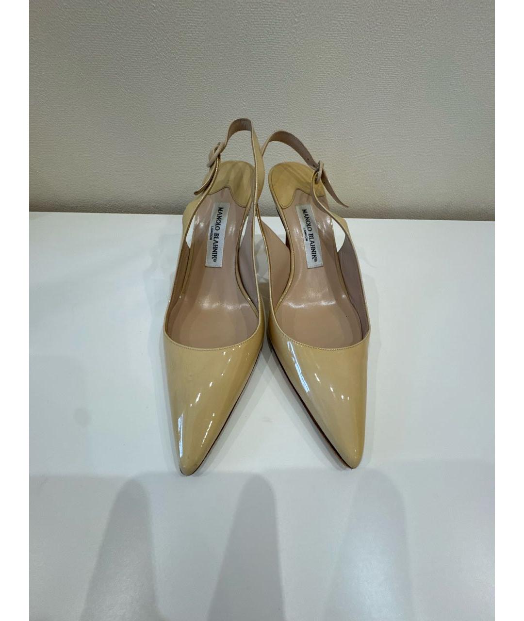 MANOLO BLAHNIK Бежевые босоножки из лакированной кожи, фото 2