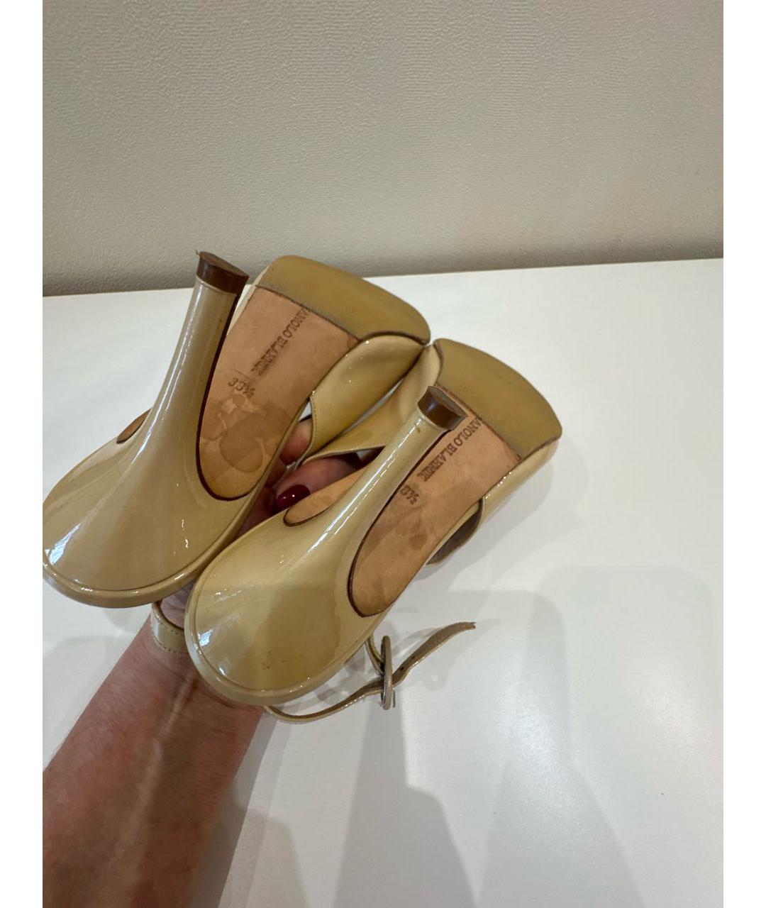 MANOLO BLAHNIK Бежевые босоножки из лакированной кожи, фото 5
