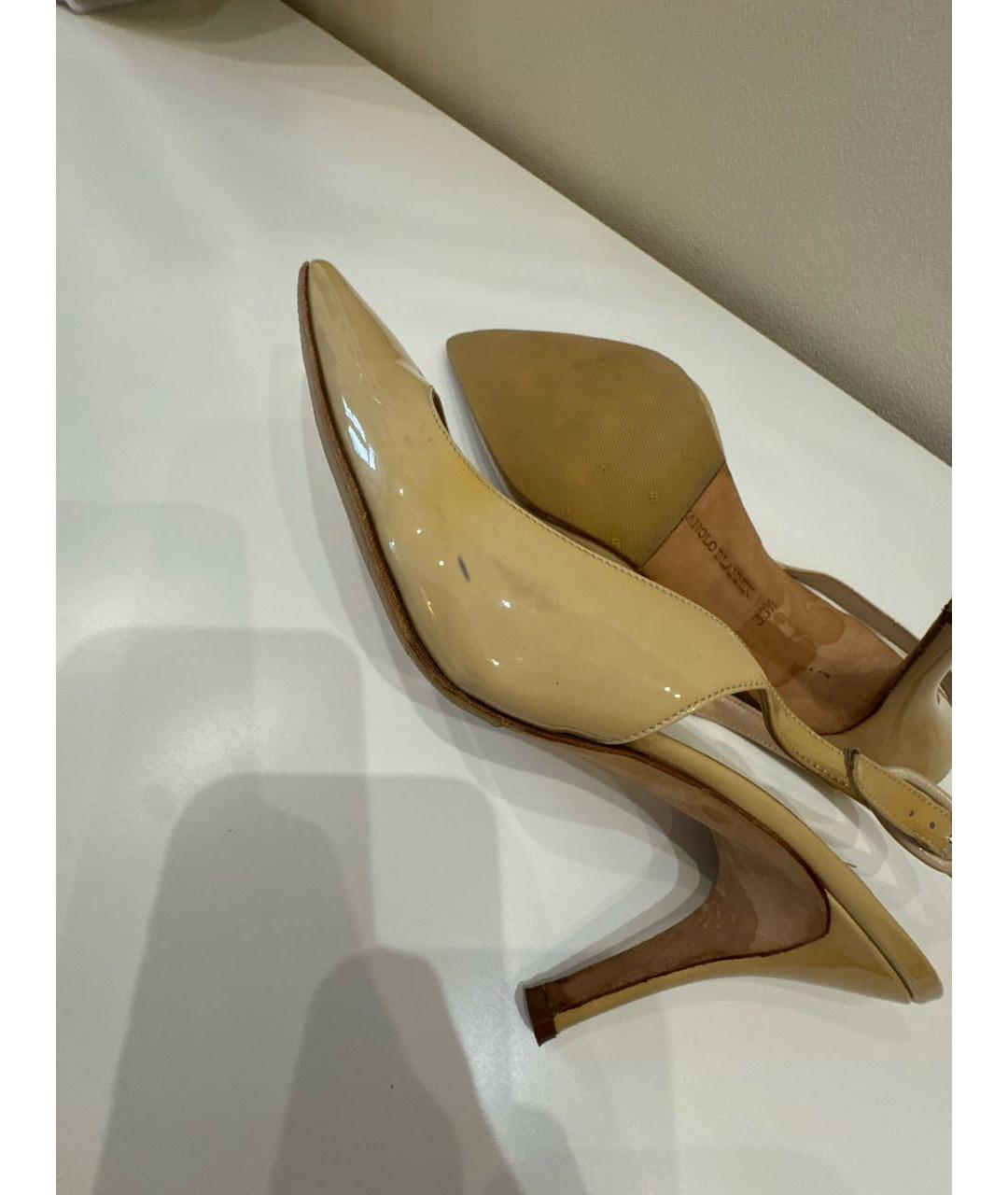 MANOLO BLAHNIK Бежевые босоножки из лакированной кожи, фото 6