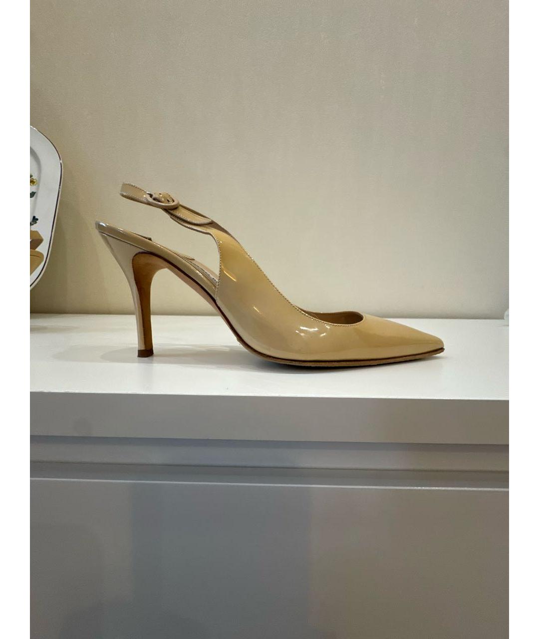 MANOLO BLAHNIK Бежевые босоножки из лакированной кожи, фото 7