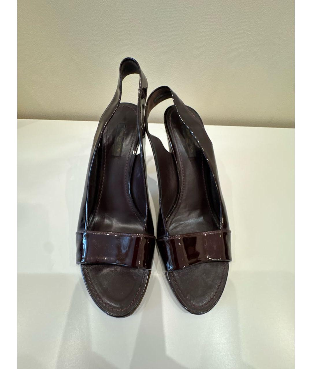 LOUIS VUITTON Бордовые босоножки из лакированной кожи, фото 2