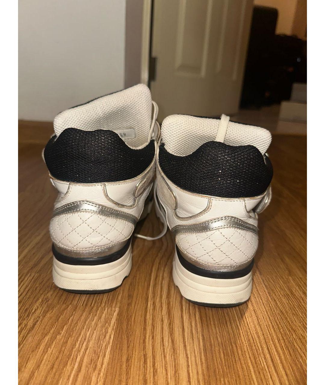 CHANEL Бежевые кожаные кроссовки, фото 4