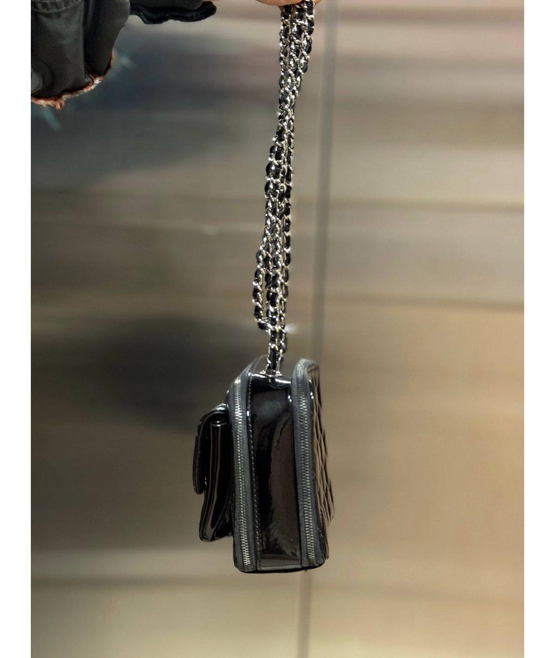 CHANEL Черная сумка через плечо из лакированной кожи, фото 3