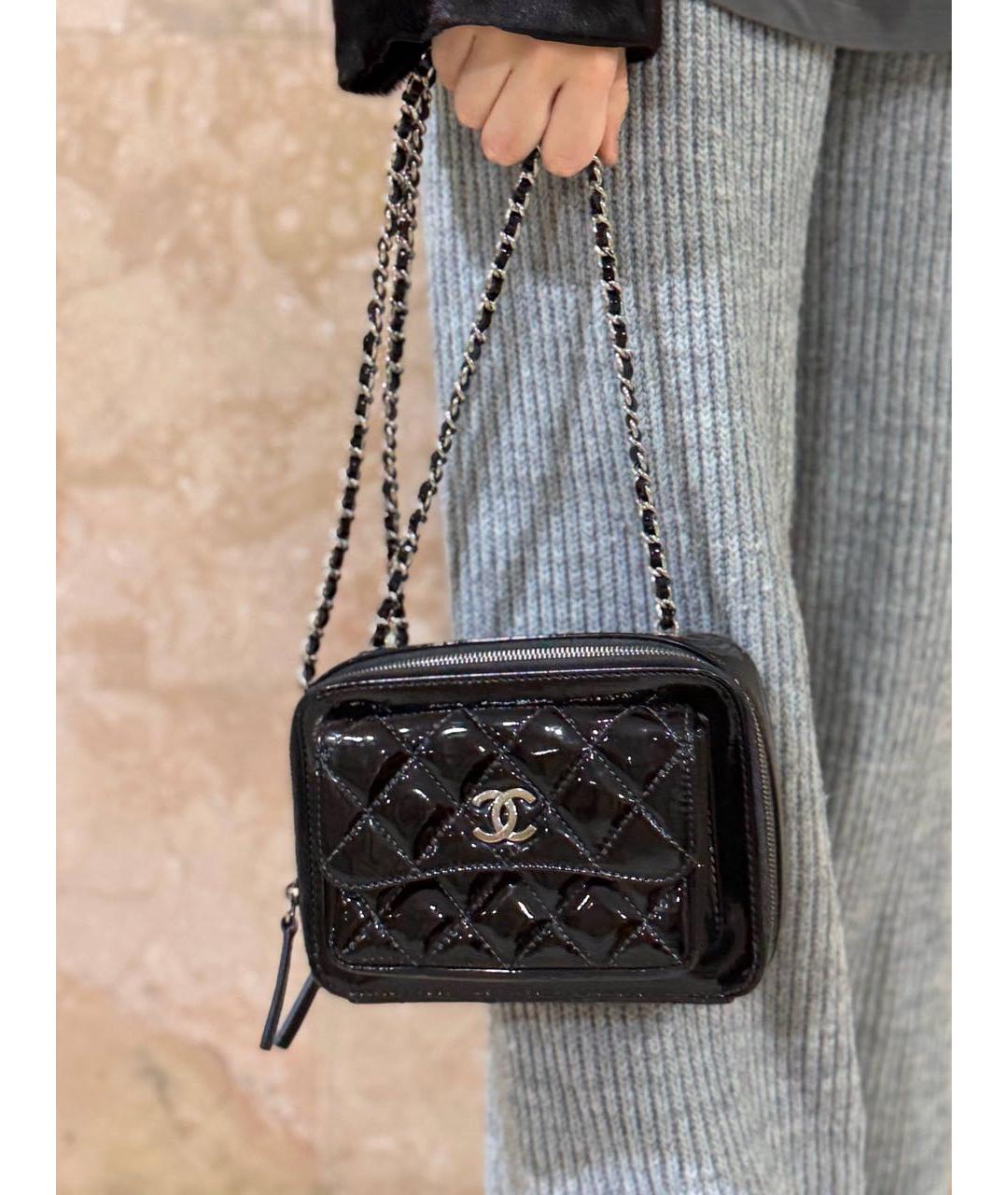 CHANEL Черная сумка через плечо из лакированной кожи, фото 6