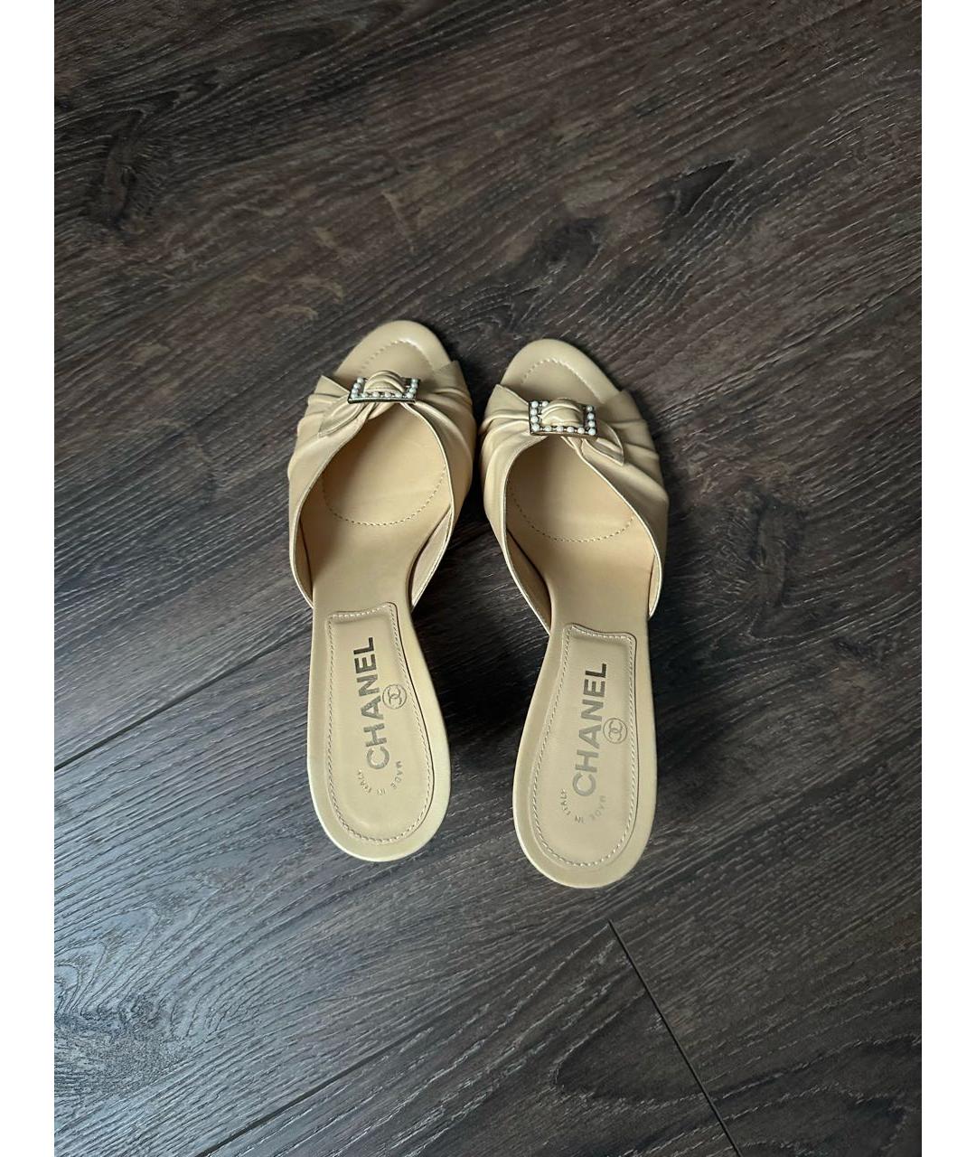CHANEL Бежевые кожаные мюли, фото 3