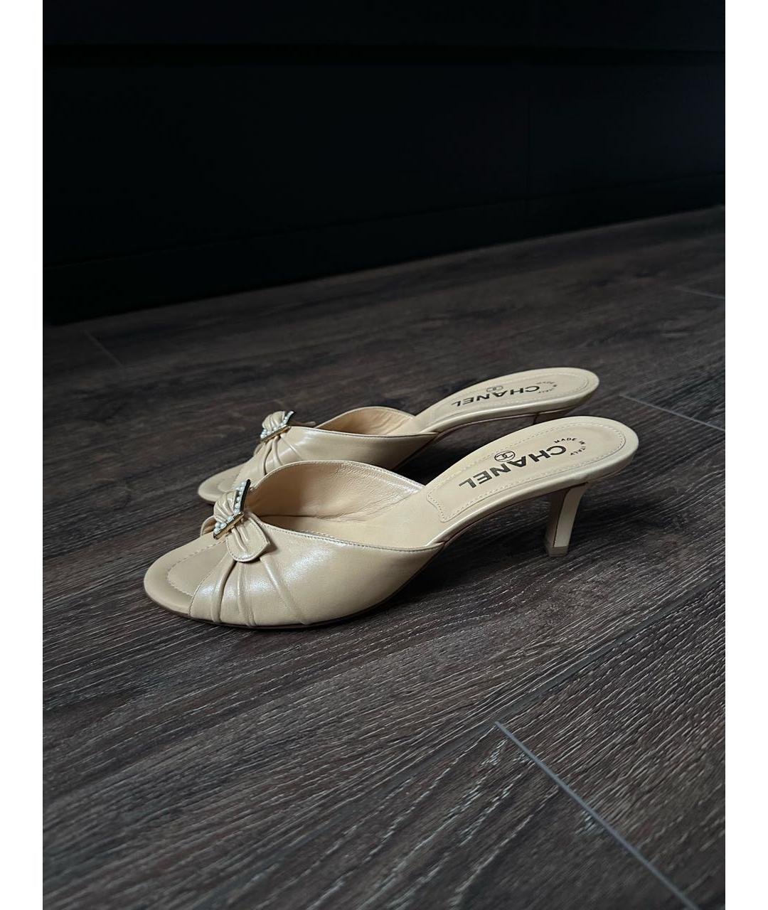 CHANEL Бежевые кожаные мюли, фото 6