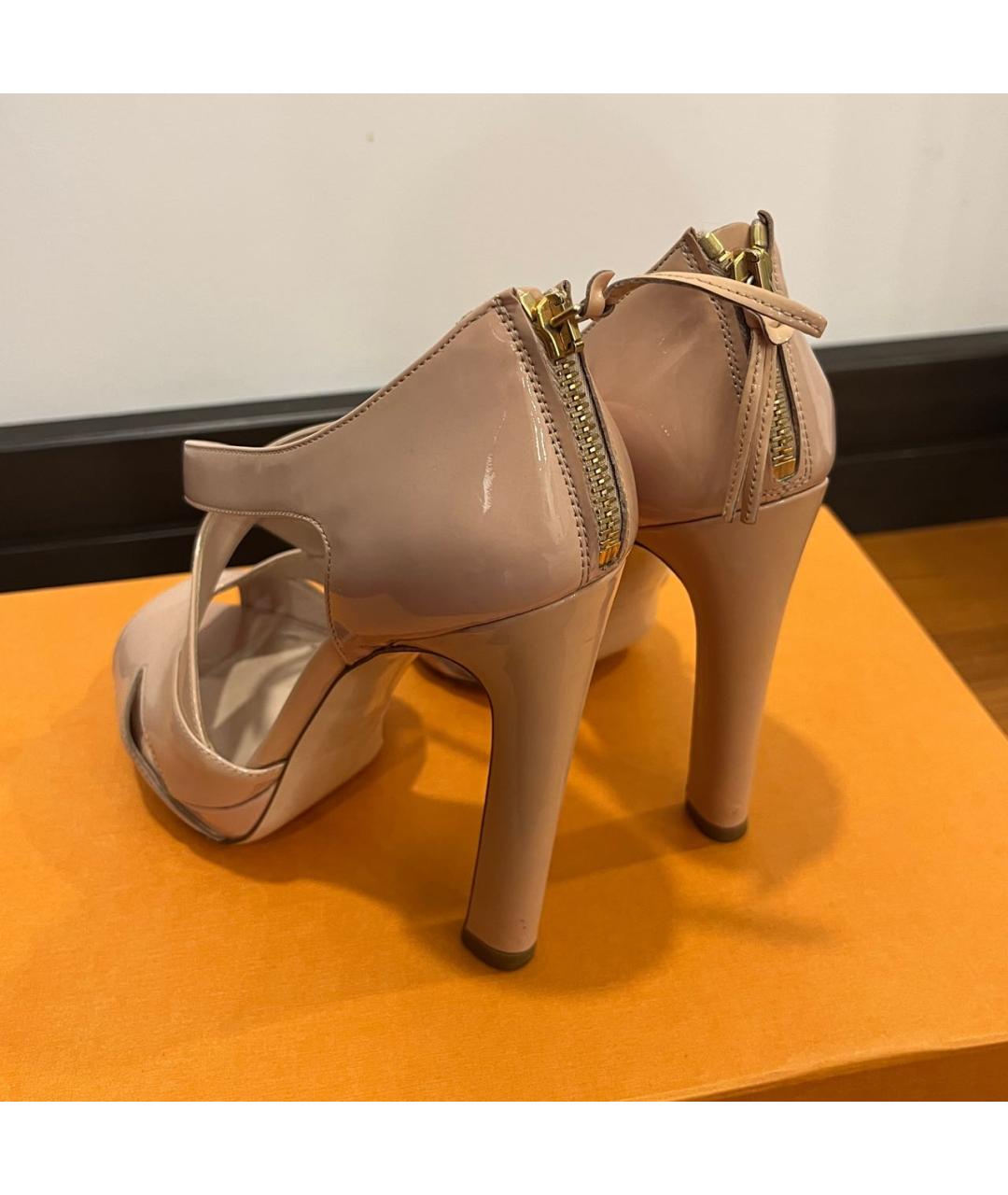 MIU MIU Бежевые босоножки из лакированной кожи, фото 5