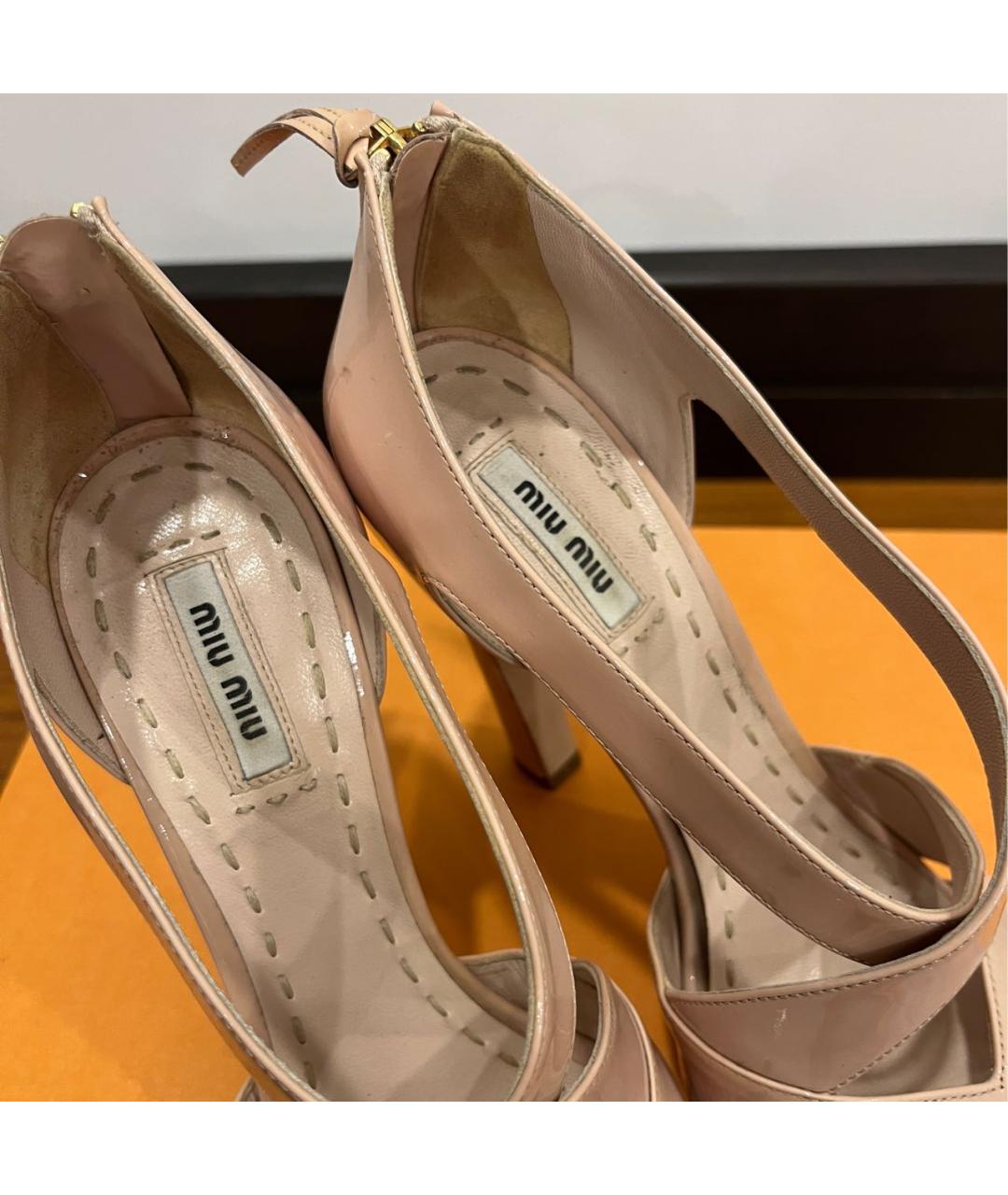 MIU MIU Бежевые босоножки из лакированной кожи, фото 6