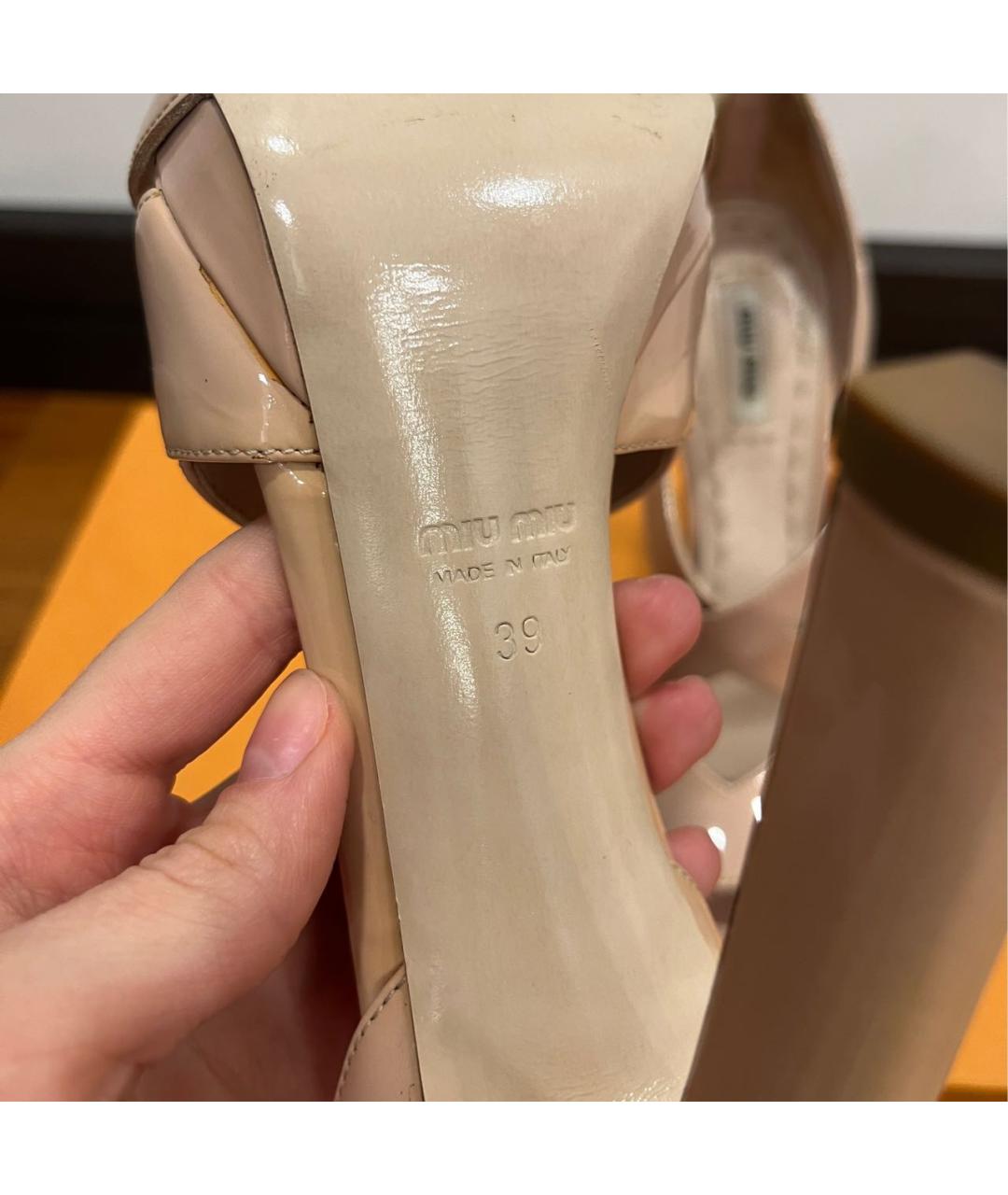 MIU MIU Бежевые босоножки из лакированной кожи, фото 7