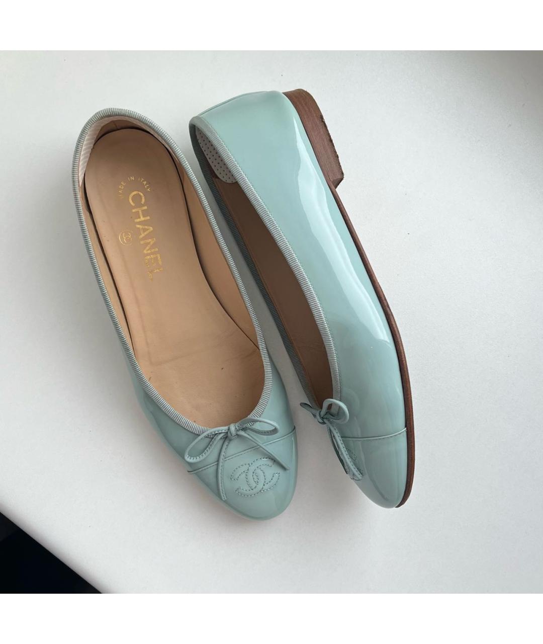 CHANEL Голубые балетки из лакированной кожи, фото 2