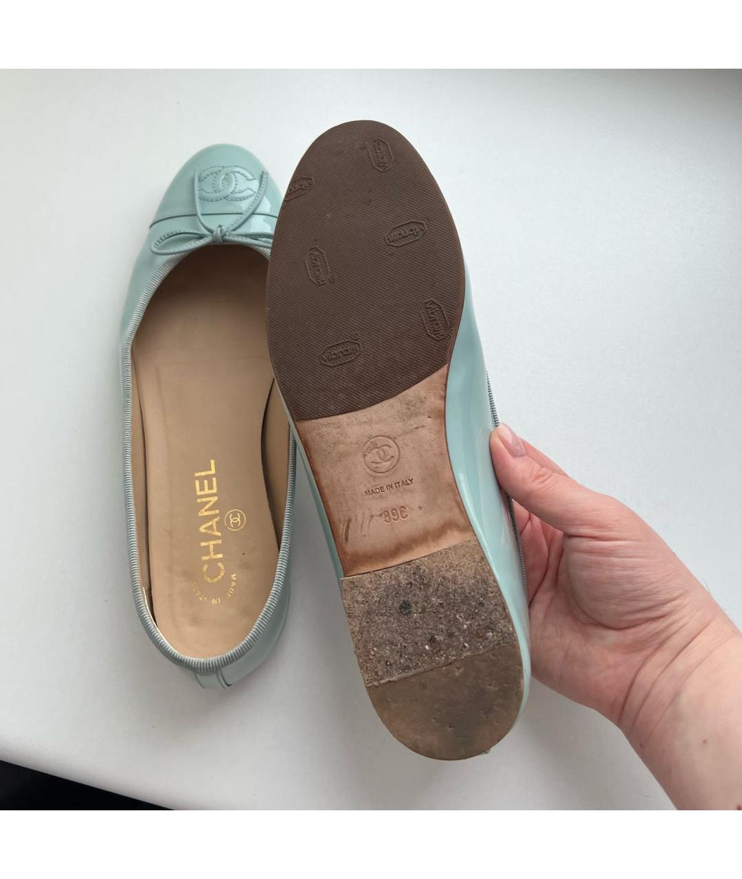 CHANEL Голубые балетки из лакированной кожи, фото 4