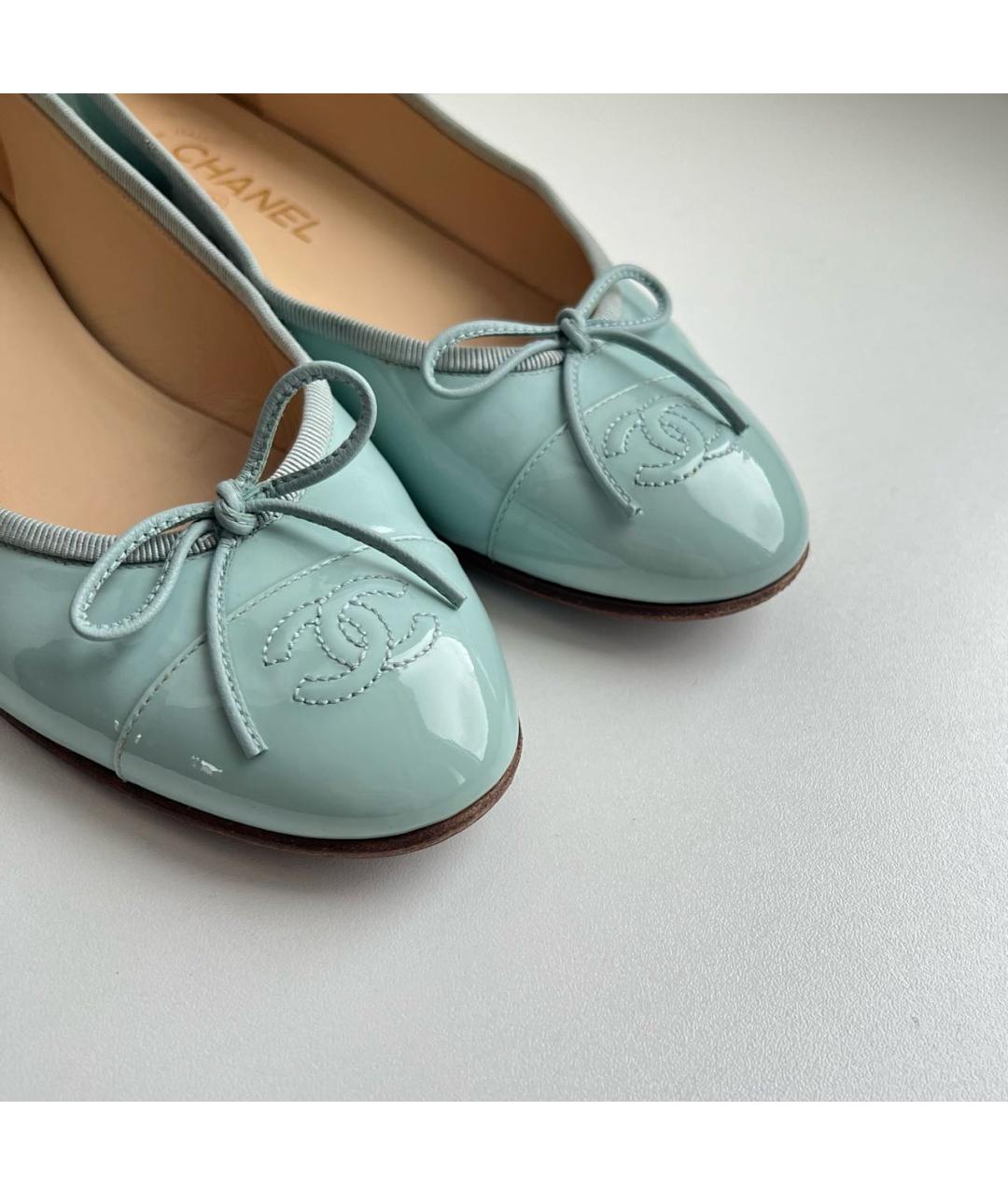 CHANEL Голубые балетки из лакированной кожи, фото 3