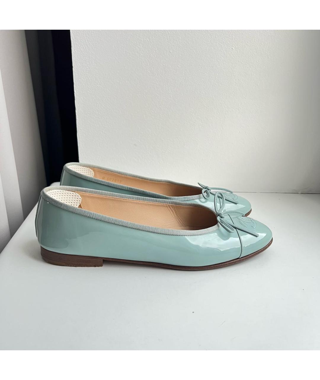 CHANEL Голубые балетки из лакированной кожи, фото 6